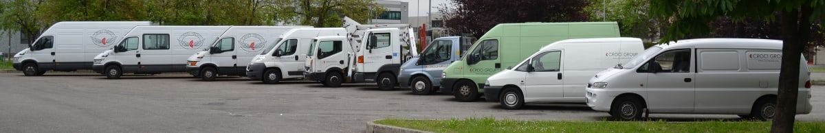Furgoni e piattaforma aerea di Croci Group parcheggiati in fila (2019)