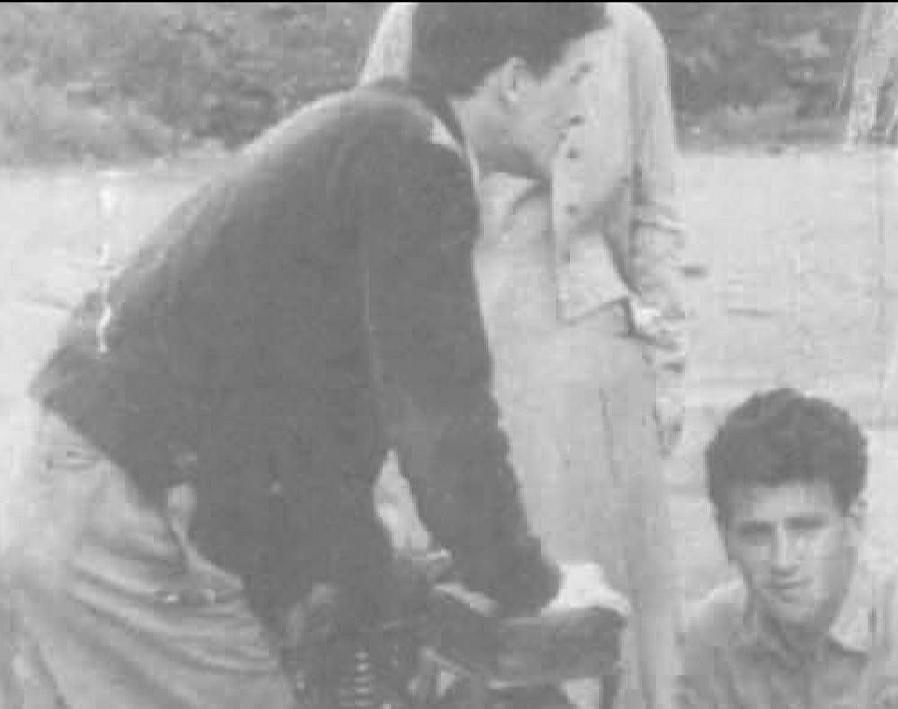 Anni Cinquanta: due giovani al lavoro su una motocicletta (archivio Croci)